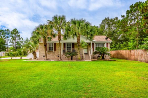 Navarre Home with Palm Tree Views about 4 Mi to Beach!